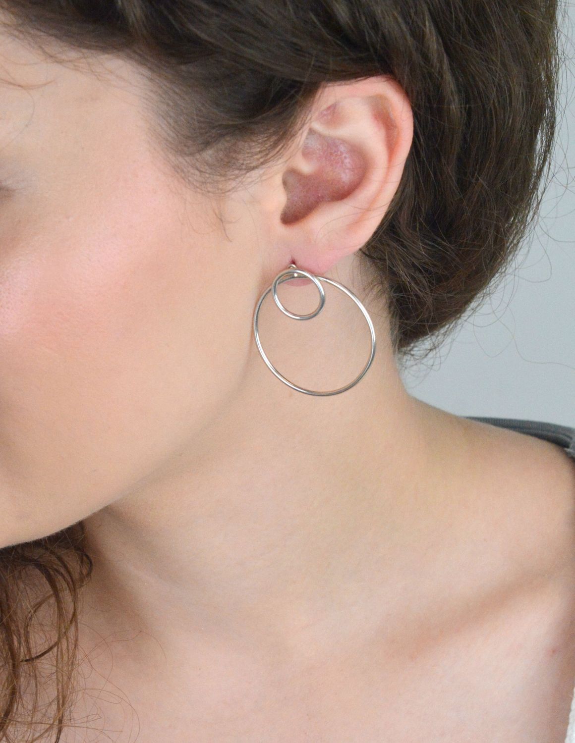 Eleganckie kolczyki damskie srebrne próby 925, kształt kółko w kółku o wymiarach 3,5 cm x 3,5 cm, waga 5,8 g, zapięcie na sztyft. Model K 0808.1.jpg